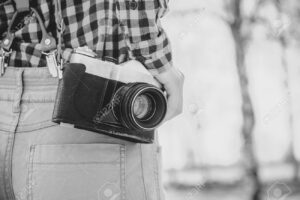 34578153 오래 된 사진 카메라 여성 어깨에 걸려있다 필름 그레인과 낮은 콘트라스트 효과 흑백